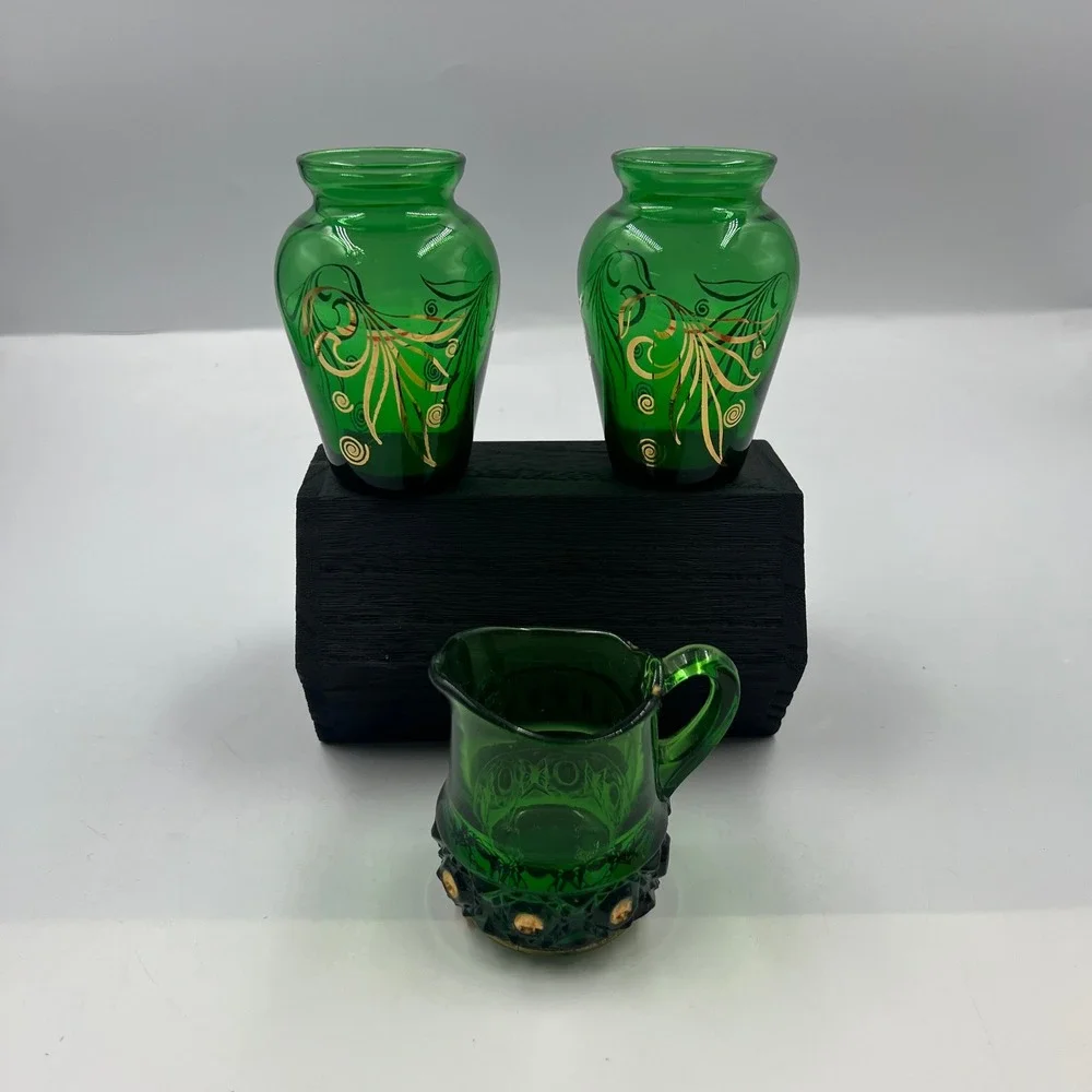 Vtg Emerald‎ Green Bud Vases & Mini Pitcher W Gold Tone Leaf Pattern Hobnail MCM